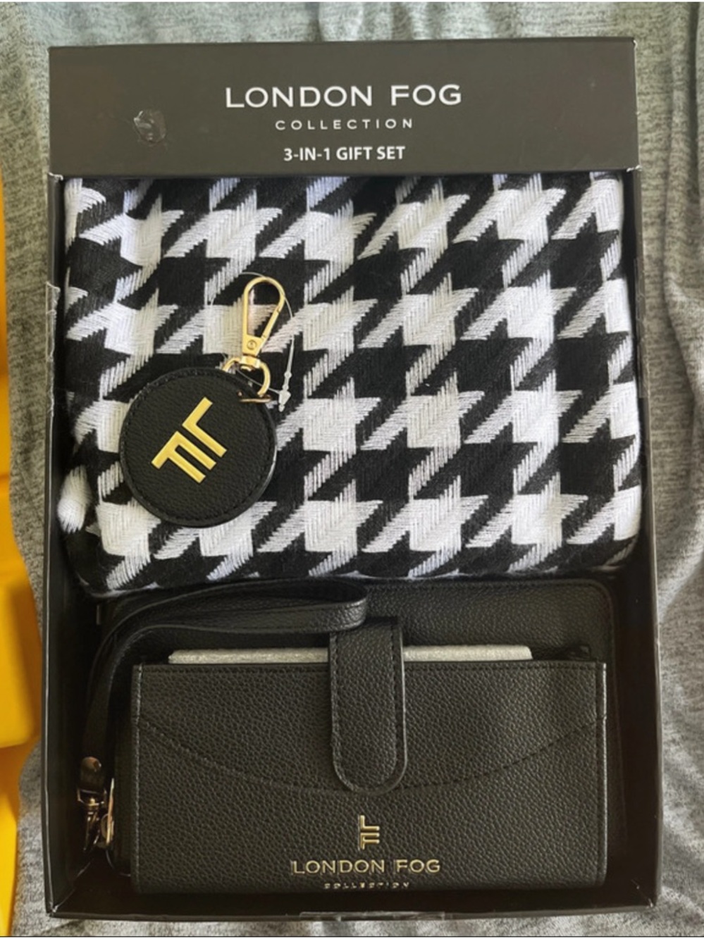 London Fog 3 piece Gift Set: Purse, Keychain, Scarf